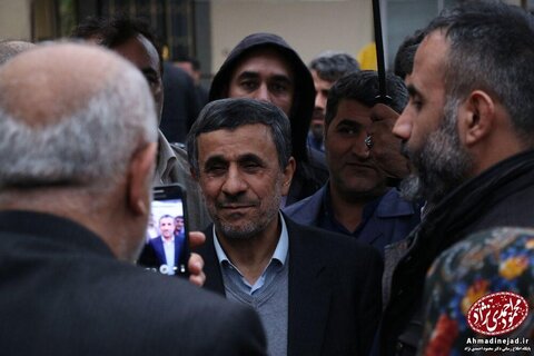 تصاویر احمدی‌نژاد در چهلم مادر مشایی