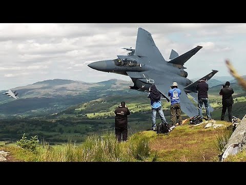 فیلم| تمرین‌ ارتفاع پایین هواپیماهای اف‌15‌سی در دره جنگنده‌های بریتانیا