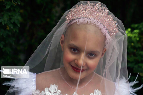 تحقق رویای كودك سرطاني با لباس عروس صورتی