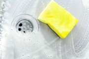 ۲ روش میکروب‌زدایی از اسفنج ظرف‌شویی
