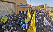 یورش مردم عراق به سفارت آمریکا | برافراشته شدن پرچم کتائب حزب‌الله در قلب بغداد