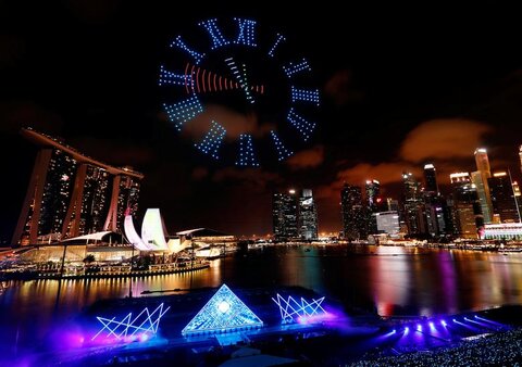 پهپادها ساعت شمارش معکوس آغاز سال نو را در مارینا بی در سنگاپور می‌سازند