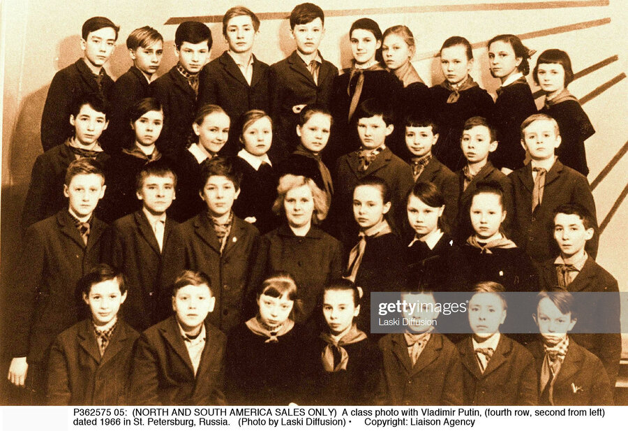 پوتین (ردیف چهارم، دوم از چپ) مورخ 1966 - سن پترزبورگ روسیه
