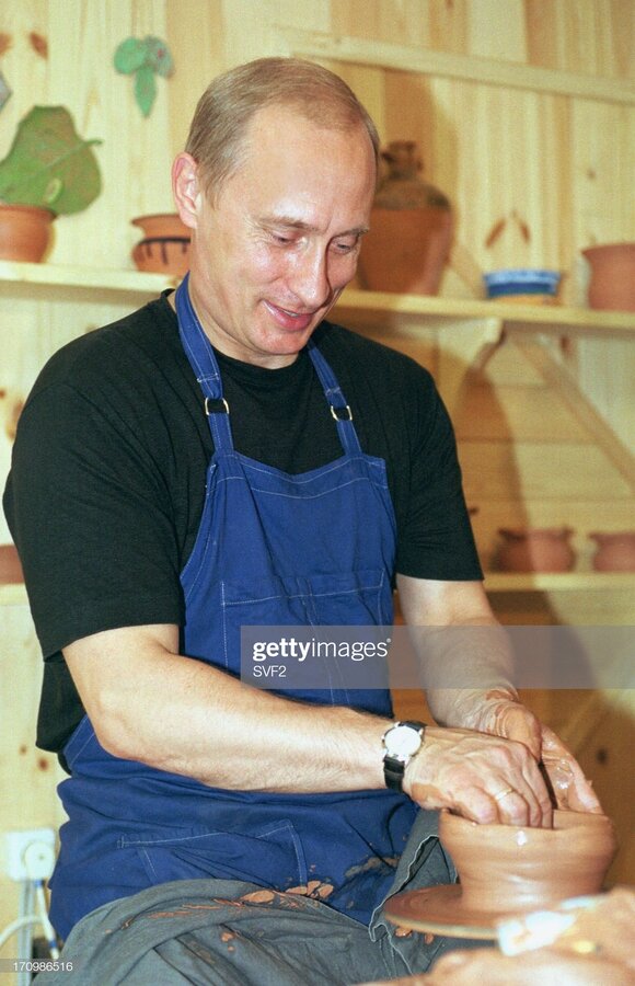 پوتین هنگام سفالگري در سال 2001