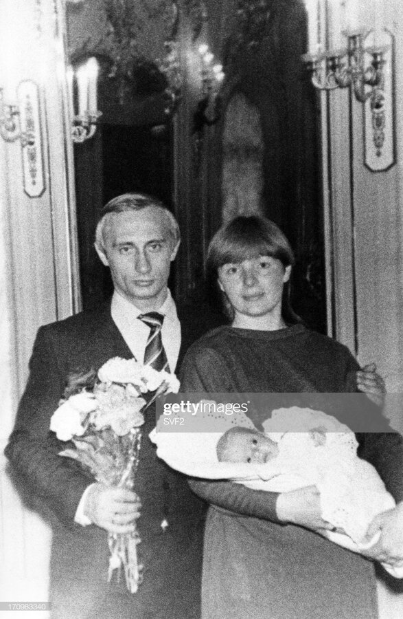 ولادیمیر پوتین به همراه همسرش لیودمیلا و دختر کاتیا ، بهار 1985