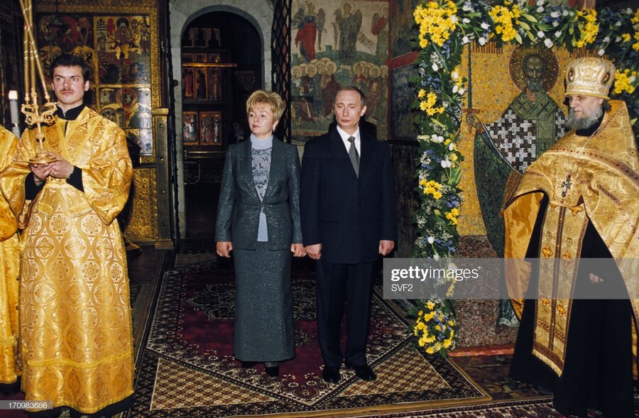 ولادیمیر پوتین به همراه همسرش لیودمیلا در کلیسای جامع- کرملین، مسکو سال 2000