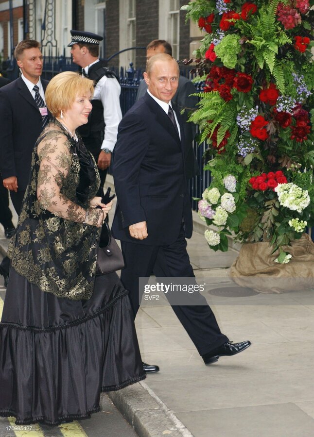 27 ژوئن 2003 - لندن- ولادیمیر پوتین و همسرش، لیودمیلا در مهماني ملکه الیزابت
