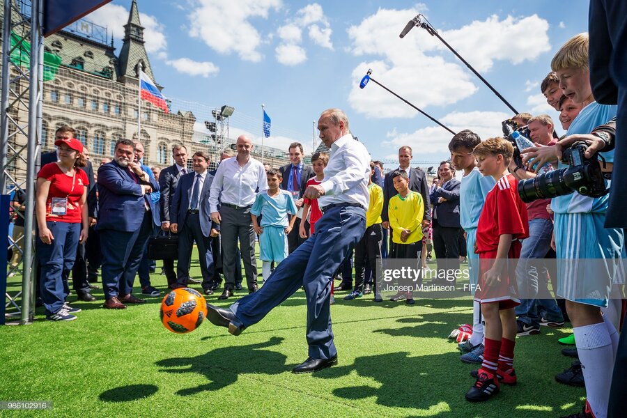 ولادیمیر پوتین در یک رویداد فوتبالي در میدان سرخ- 28 ژوئن 2018 در مسکو