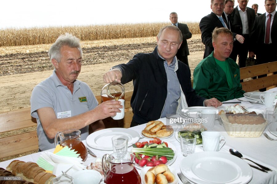 ولادیمیر پوتین هنگام صرف شام با کشاورزان- 17 سپتامبر 2013