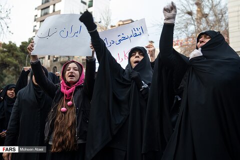 زنان و دختران تهرانی در تجمع مقابل دفتر سازمان ملل