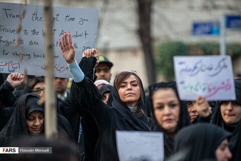 زنان و دختران تهرانی در تجمع مقابل دفتر سازمان ملل