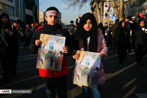 تصاویر | دست‌نوشته‌های تهرانی‌ها در مراسم تشییع شهدای مقاومت