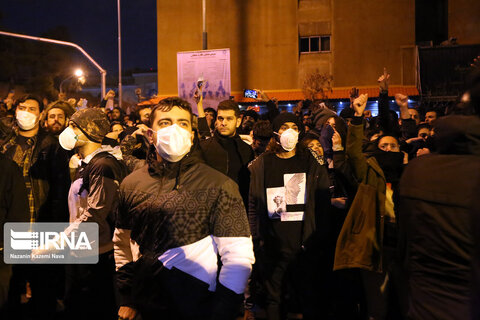 اجتماع مردم مقابل دانشگاه امیرکبیر