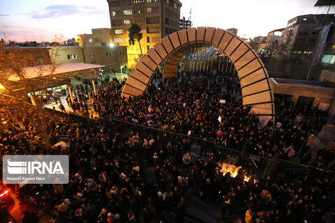 اجتماع مردم مقابل دانشگاه امیرکبیر