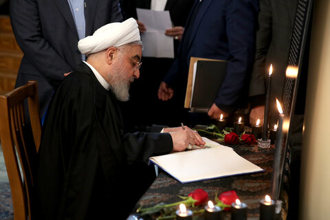 امضای دفتر یادبود جانباختگان سقوط هواپیمای اوکراینی توسط روحانی و کابینه