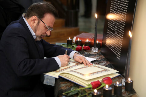 امضای دفتر یادبود جانباختگان سقوط هواپیمای اوکراینی توسط روحانی و کابینه