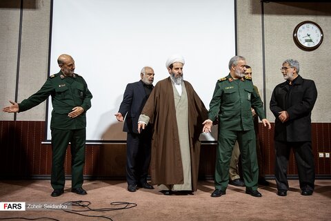 تصاویر لباس غیر رسمی سردار قاآنی در مراسم گرامیداشت شهدای مقاومت و شهدای سانحه سقوط هواپیما