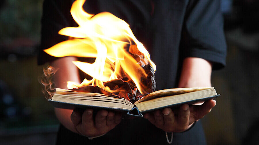 آتش زدن کتاب طب هاریسون