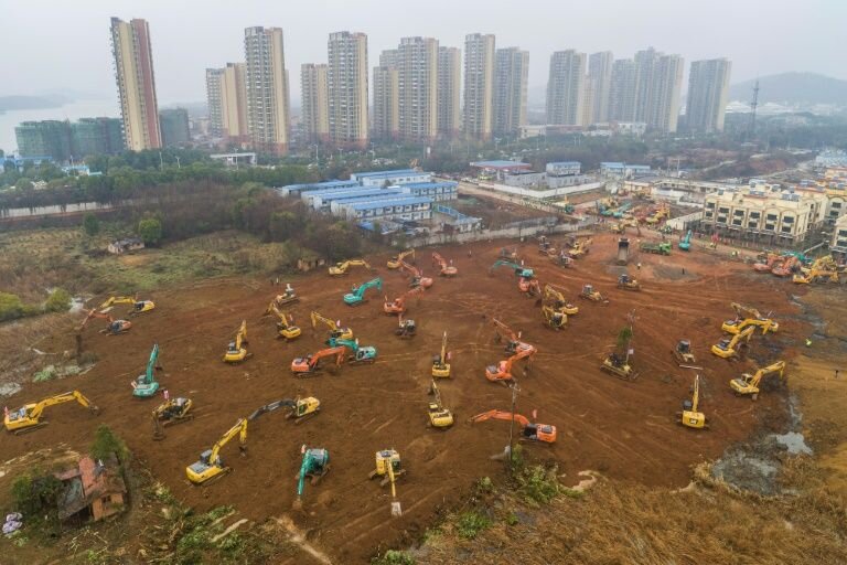 تصاویر هوایی از ساخت بیمارستان هزار تختخوابی در ۱۰روز | از کار شبانه‌روزی چینی‌ها برای کنترل کرونا