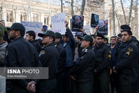 تصاویر | تجمع اعتراض به سخنان ظریف مقابل وزارت امور خارجه