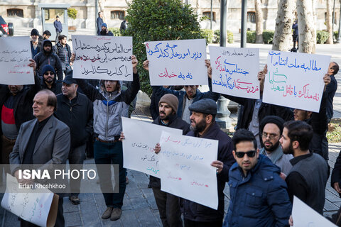 تصاویر | تجمع اعتراض به سخنان ظریف مقابل وزارت امور خارجه