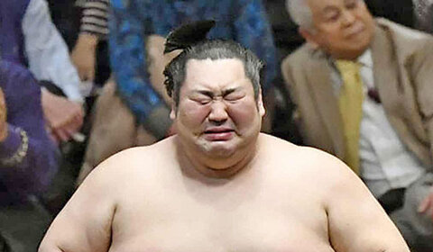 گریه غول 188 کیلویی سومو پس از قهرمانی عجیب در جام امپراتوری ژاپن