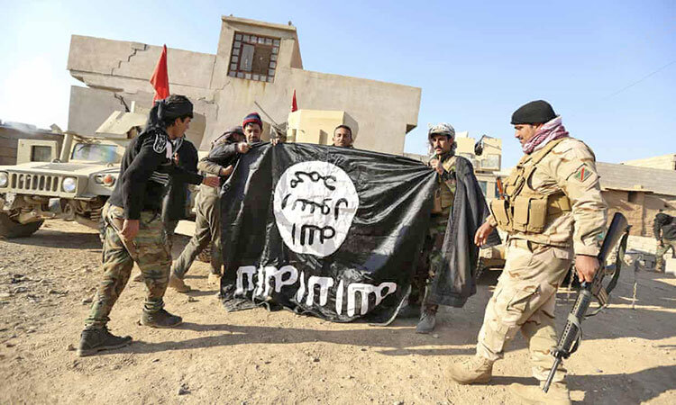 پرچم داعش در دست سربازان عراقي