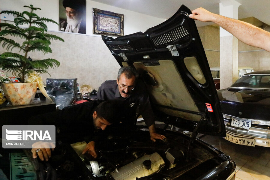 بهلول حسینی به خودروهای کلاسیک علاقه وافری دارد و علاقه‌مندان به خودروهای کلاسیک از شهرهای گوناگون کشور برای امر خرید و فروش به وی مراجعه مي‌كنند.