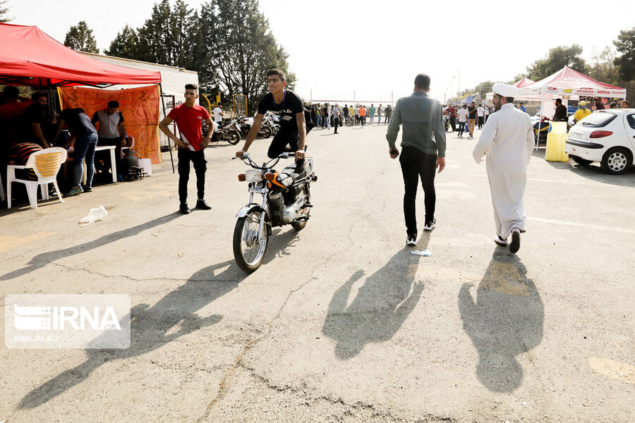 بهلول حسینی در اولین مرحله مسابقات حرکات نمایشی و مهارتی موتورسواری قهرمانی دسته‌جات آزاد کشور- پیست موتورسواری و اتومبیلرانی مجموعه آزادی تهران.
