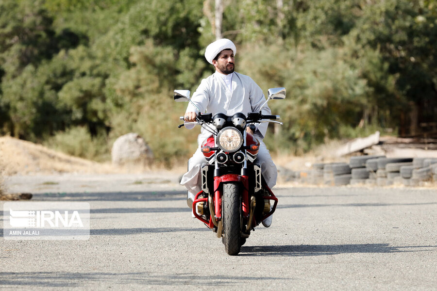 بهلول حسینی در پیست موتورسواری و اتومبیلرانی مجموعه آزادی تهران.