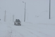 تصاویر برف و کولاک در محور هشترود به میانه | خودروهای گرفتار در جاده را ببینید