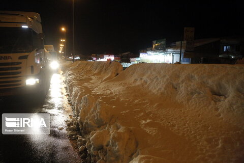 برف سنگين و ترافيك طولاني در جاده‌هاي گيلان