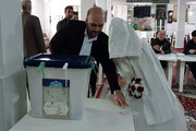 تصاویر |‌ عروس آستارایی از آرایشگاه به پای صندوق رای رفت | کمک داماد به عروس برای رای دادن