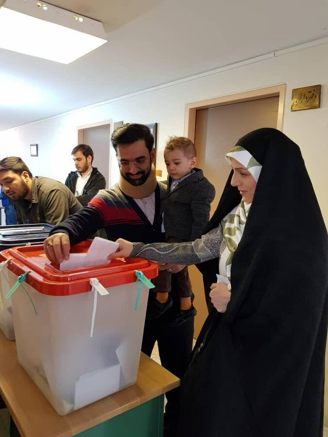 آذری‌جهرمی به همراه همسرش پای صندوق رای