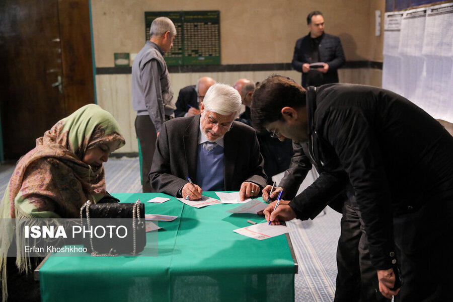 حضور محمد‌رضا عارف در پای صندوق رای حسینیه جماران