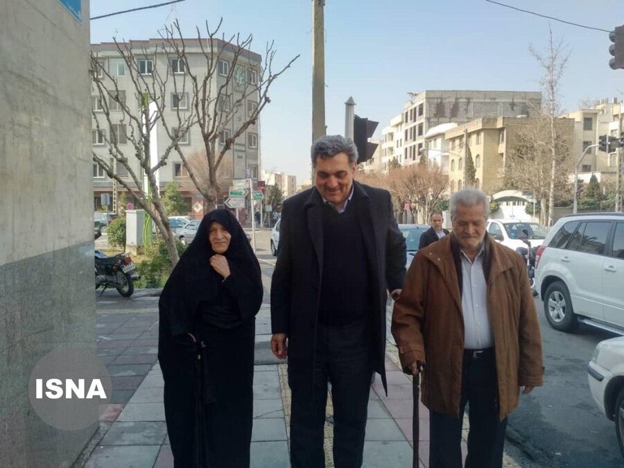 پیروز حناچی، شهردار تهران به همراه پدر خانم و مادرش در انتخابات شرکت کرد.