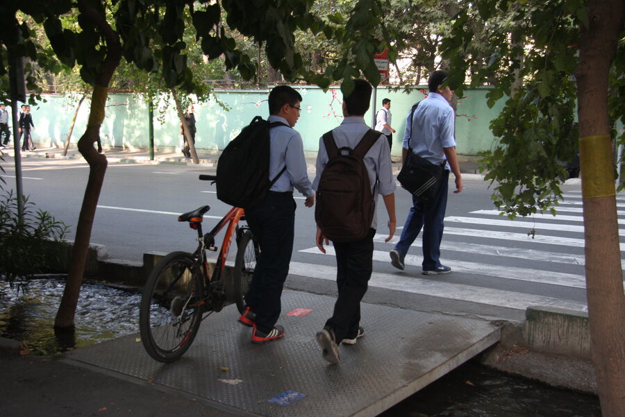 دانش آموزان دوچرخه سوار