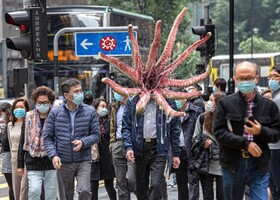 تصاویر | خلق آثار هنری در واکنش به کرونا | هیولای عطسه و سفیدپوشان مقدس