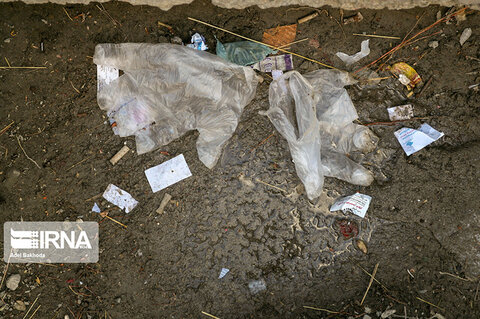 کرونا در شهر؛ رهاسازی زباله‌های بهداشتی در معابر همدان