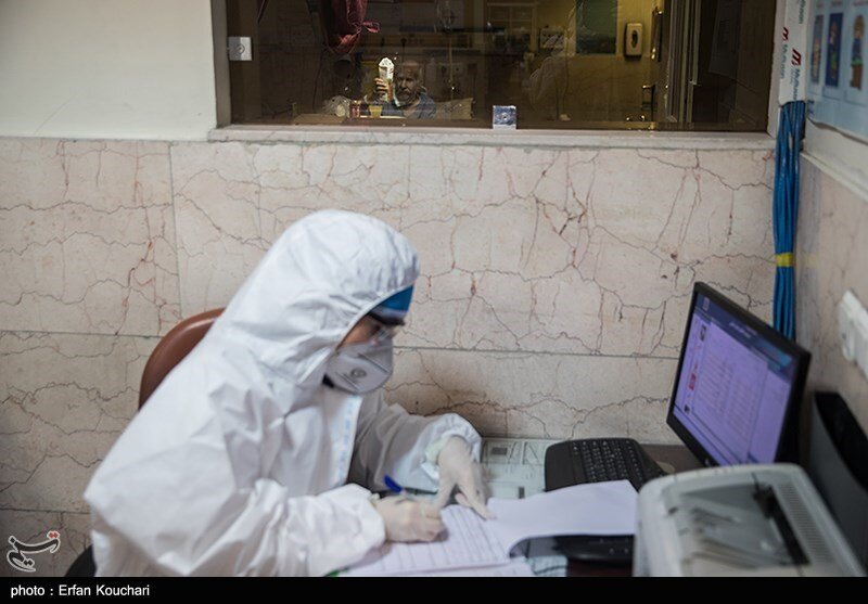 پرستاران مشغول به خدمت در بخش بیماران کرونایی یکی از بیمارستان‌های تهران