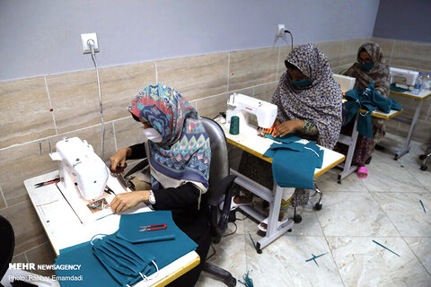 کارگاه تولید ماسک و لباس بهداشتی در بندرعباس