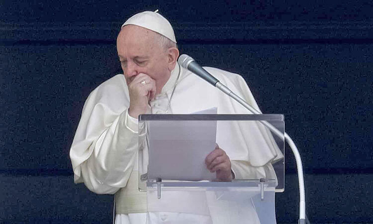 پاپ فرانسيس هنگام سرفه كردن