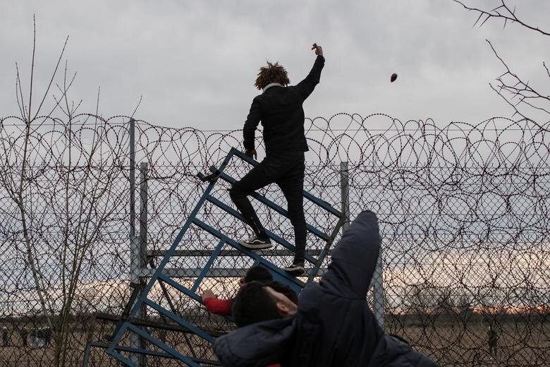 ادرنه/ ترکیه
یکی از مهاجران از حصار مرزی بین ترکیه و یونان بالا می‌رود. درگیری پلیس ضد شورش یونان و مهاجران عازم اروپا بالا گرفته است
