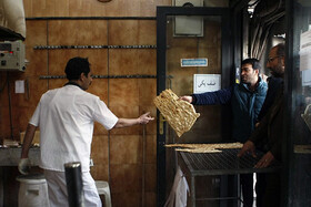 عکس | رعایت فاصله بهداشتی در صف نانوایی در یک محله تهران