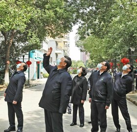 تصویر رئیس جمهور چین در خیابان‌های ووهان | دست تکان دادن برای مردم در قرنطینه خانگی