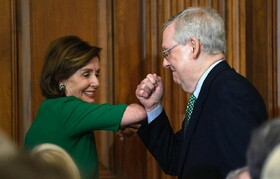 عکس | سیاسیون آمریکایی در روزهای کرونایی اینگونه دست می‌دهند