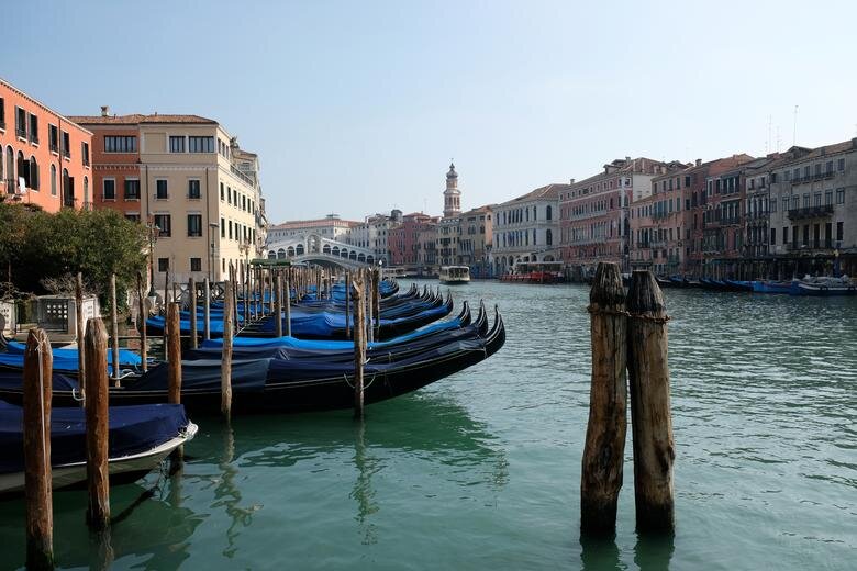 ونیز/ ایتالیا
آبراه مخصوص گردشگردان و قایق‌های مخصوص تفریح توریست‌ها. تاثیر منفی کرونا بر حضور گردشگران خارجی
