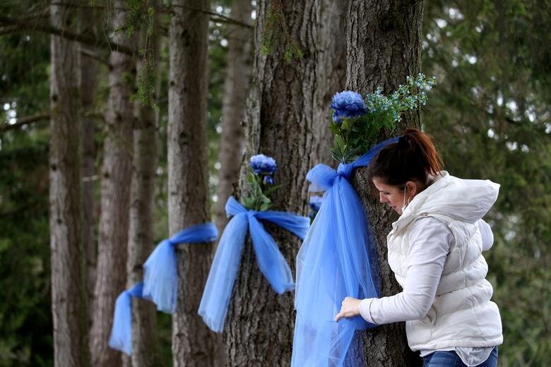 واشنگتن/ ایالات متحده
برای تقویت روحیه مبتلایان به کرونا، درختان اطراف یک مرکز نگهداری از این بیماران با روبان تزئین می‌شود
