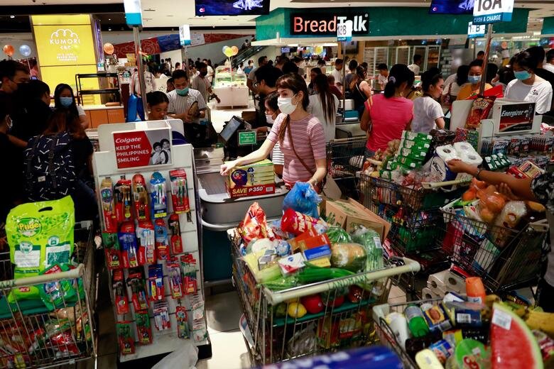 مانیل/ فیلیپین. ازدحام مردم برای در یک سوپر مارکت بزرگ برای خرید