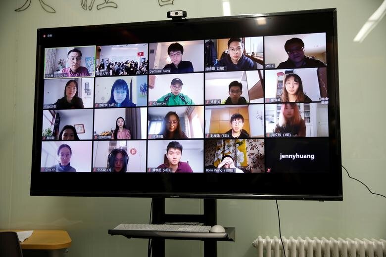 پکن/ چین. شاگردان حاضر در یک کلاس آنلاین که به دلیل شیوع کرونا به صورت مجازی تشکیل شده است